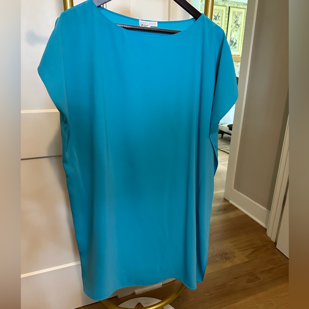 Anna Cate - Size Medium- EUC- Smoke Free home